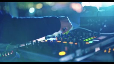 Dj büyük trance parti kalabalık dans kişi ile oynamak