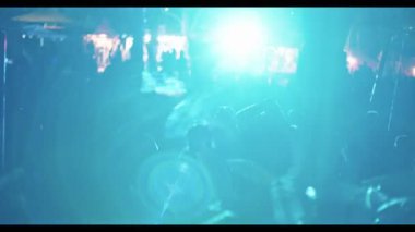 Dj büyük trance parti kalabalık dans kişi ile oynamak