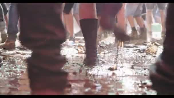 Imágenes en cámara lenta pies de personas bailando en una fiesta de trance de la naturaleza — Vídeos de Stock