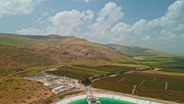 Imagens aéreas de um grande reservatório de água no norte de Israel — Vídeo de Stock