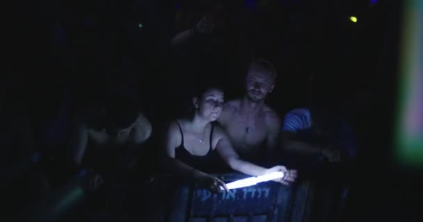 KINERET, ISRAEL, 6 de abril de 2018- DJ tocando y la gente bailando en una fiesta de trance — Vídeos de Stock