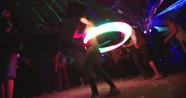 KINERET, ISRAEL, 6 de abril de 2018- Gente bailando en una fiesta de trance de la naturaleza — Vídeos de Stock