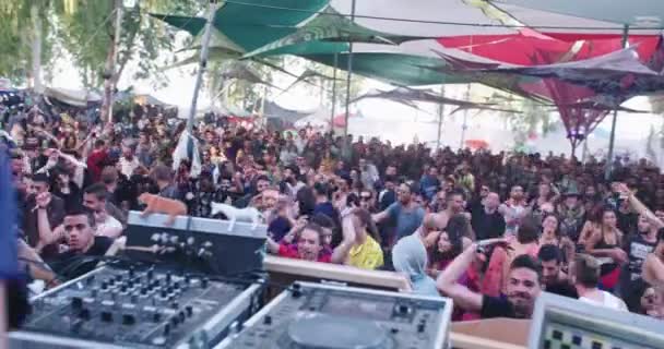 Lek Kineret, Izrael, 6 kwietnia 2018-ludzie taniec w charakterze trance party — Wideo stockowe