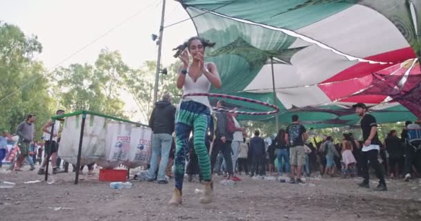 Kineret, Izrael, április 6 2018 - lassú mozgás nő táncol a hola karika — Stock videók