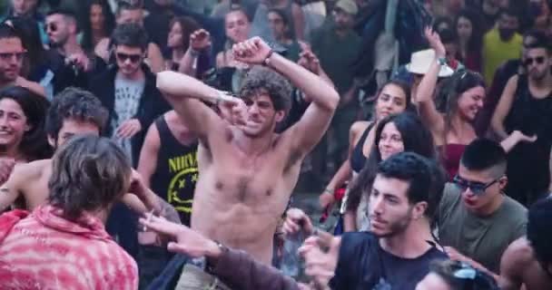 KINERET, ISRAEL, 6 de abril de 2018- cámara lenta de la gente bailando en una fiesta de trance — Vídeos de Stock