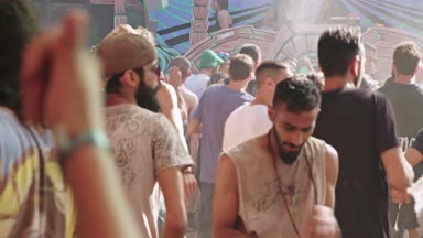 Kineret, İsrail, 6 Nisan 2018-insanlar bir doğada dans trance parti