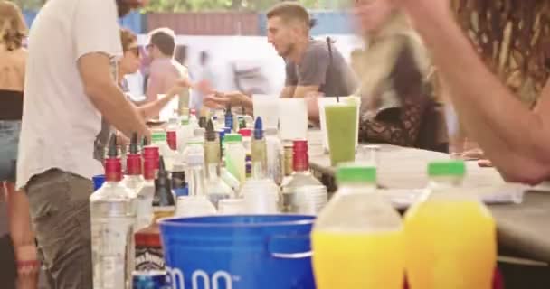 КИНЕРЕТ, ИЗВЕСТИЯ, 6 апреля 2018 года - время, когда люди покупают напитки в баре. — стоковое видео