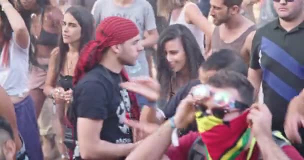 Kineret, İsrail, 6 Nisan 2018-insanlar bir doğada dans trance parti — Stok video