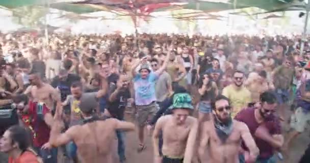 Kineret, Izrael, április 6 2018 - nagy tömeg táncolt a természet trance party — Stock videók