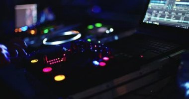 Dj müzik bir büyük açık dans partisi müzikle dans edenler