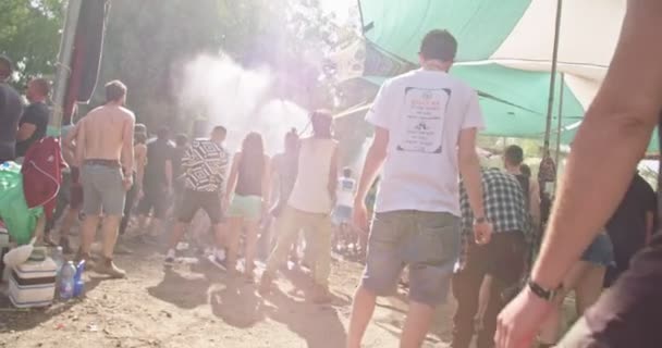 Kineret, 以色列, 2018年4月6日-在自然恍惚的党跳舞的人 — 图库视频影像