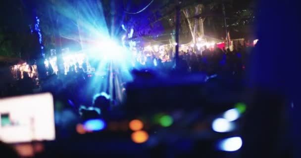 DJ odtwarzania muzyki w duży odkryty dance party z ludzi tańczących — Wideo stockowe