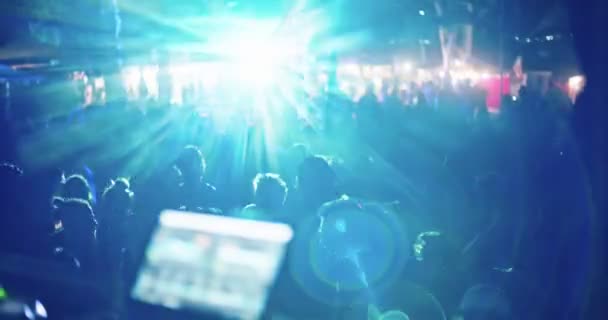 DJ tocando música em uma grande festa de dança ao ar livre com pessoas dançando — Vídeo de Stock