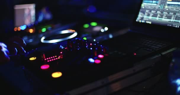 DJ грає музику у великій танцювальній вечірці на відкритому повітрі з людьми, які танцюють — стокове відео
