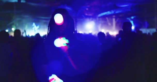 Homme jonglant avec des boules de lumière lors d'une soirée nocturne — Video