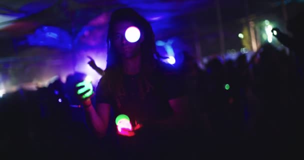 Мужчина жонглирует легкими мячами во время ночной вечеринки — стоковое видео