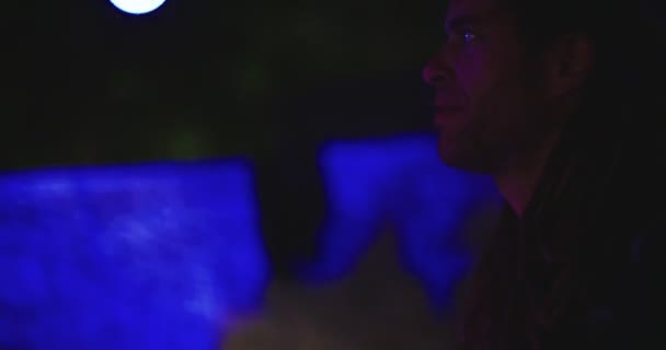 Homme jonglant avec des boules de lumière lors d'une soirée nocturne — Video
