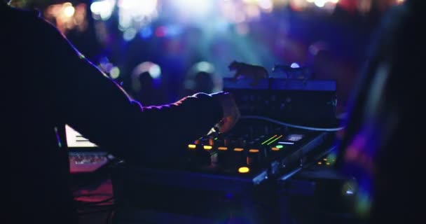 DJ jouant de la musique dans une grande fête de danse en plein air avec des gens qui dansent — Video