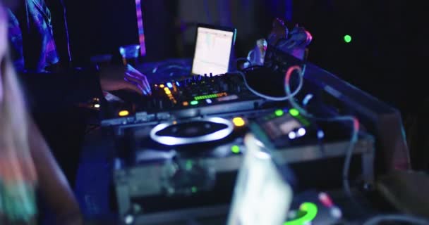 DJ tocando música en una gran fiesta de baile al aire libre con gente bailando — Vídeos de Stock