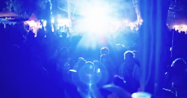 DJ spelen muziek in een grote openlucht dansfeest met mensen dansen — Stockvideo