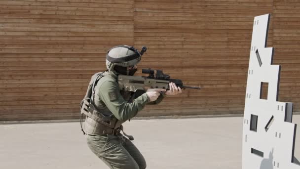 사정 거리에서 자동 소총을 발사하는 군인의 느린 움직임 — 비디오