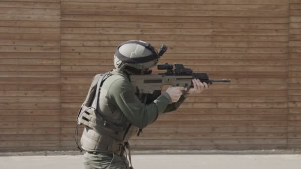 Медленное движение автоматической винтовки солдата в диапазоне стрельбы — стоковое видео