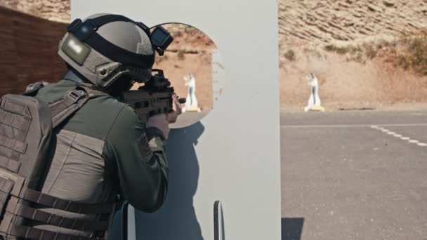 Slow motion soldat skjuta automatiskt gevär i en rad — Stockvideo