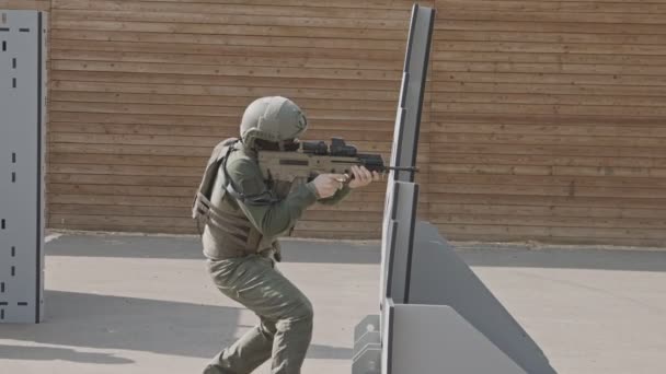 Mouvement lent du soldat tirant un fusil automatique dans une gamme — Video