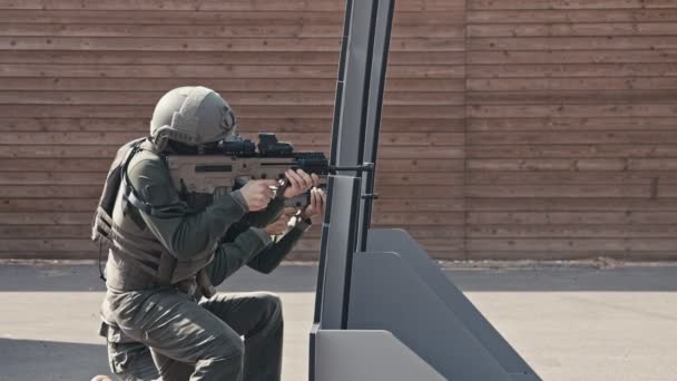 Movimento lento do soldado disparando rifle automático em uma escala — Vídeo de Stock