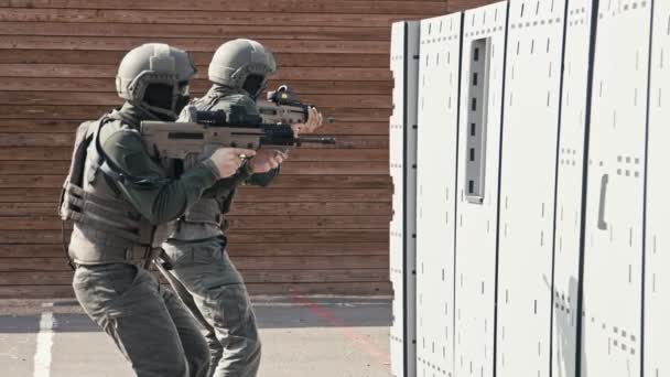 Langzame beweging van soldaten training in close quarters gevecht — Stockvideo