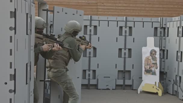 Slow motion of soldiers training in close quarters combat — Stock Video