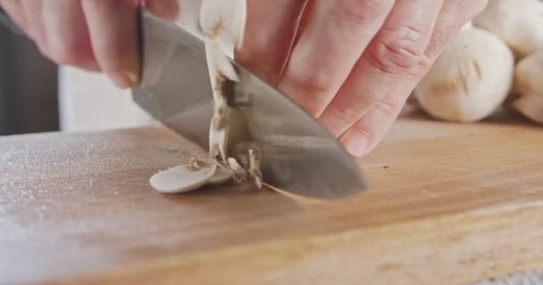 Close-up de uma faca chef cortando cogumelos champignon — Vídeo de Stock