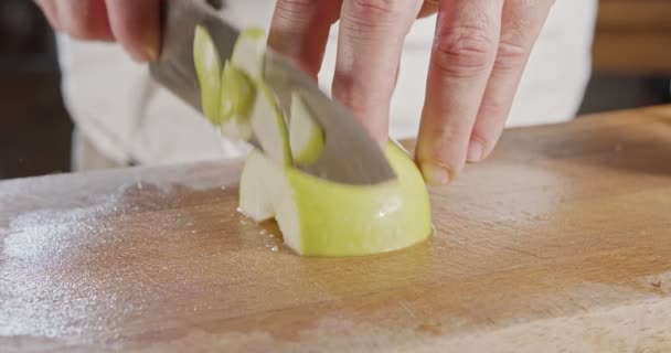 Крупный план ножа повара, нарезающего зеленое яблоко — стоковое видео