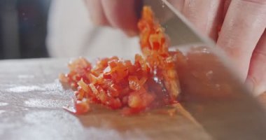 Kırmızı dolma biberi dilimleyen aşçı bıçağının uç makrosu.