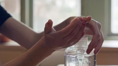 Corona salgını. Koronavirüsün yayılmasını önlemek için el dezenfektanı kullanan çocuk elleri.