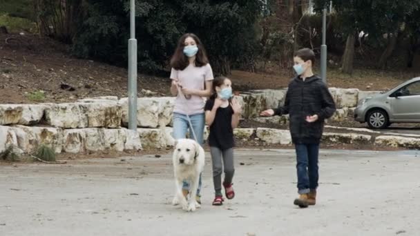Пандемия коронавируса - дети выходят на улицу в масках, чтобы избежать короны — стоковое видео