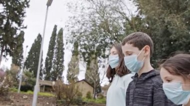 Coronavirus salgını. Salgını önlemek için dışarıda maskeli çocuklar dolaşıyor.