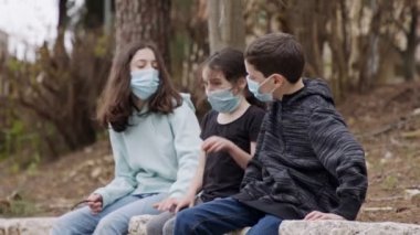 Coronavirus salgını - çocuklar sıkılmamak için yüz maskesi takıyor.