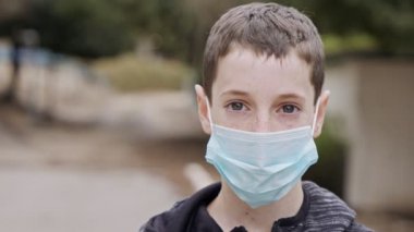 Coronavirus salgını. Salgını önlemek için çocuk yüzüne yüz maskesi takın.