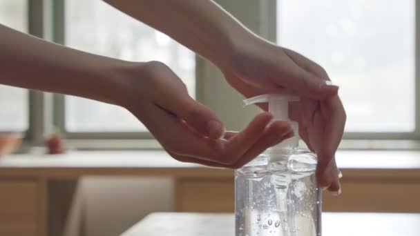 コロナのパンデミック-コロナウイルスの拡散を防ぐために手の消毒剤を使用して子供の手 — ストック動画