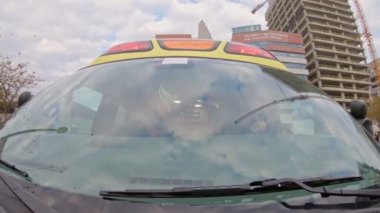 Kırmızı ışıkları yanıp sönen bir ambulansın hastaneye giderken ki görüntüsü.