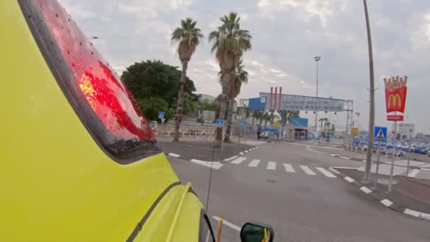 Vista panorámica de una ambulancia conduciendo a un hospital con luces rojas parpadeando — Vídeos de Stock