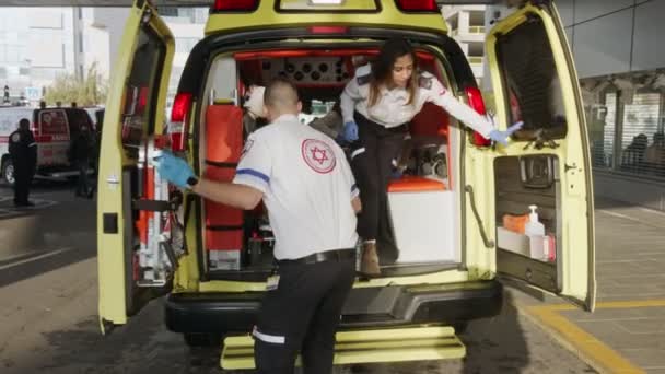 Haifa, Israel - 30 de enero de 2020. Médicos apresuran paciente en la sala de emergencias en un hospital — Vídeos de Stock