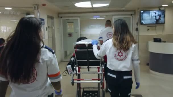 Haifa, Israel - 30 de enero de 2020. Médicos apresuran paciente en la sala de emergencias en un hospital — Vídeos de Stock