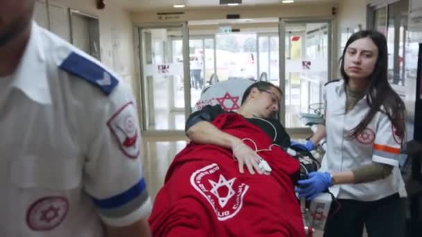 Χάιφα, Ισραήλ - 30 Ιανουαρίου 2020. Γιατροί σπεύδουν ασθενή στο ER σε ένα νοσοκομείο — Αρχείο Βίντεο