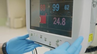 Hayfa, İsrail - 30 Ocak 2020. Acil serviste kalp atış hızı monitörü.