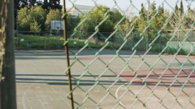 Corona virüsü salgını yüzünden terk edilmiş ve ihmal edilmiş basketbol sahası