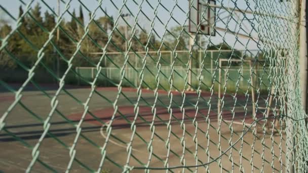 Cancha de baloncesto abandonada y descuidada debido al brote del virus corona — Vídeos de Stock