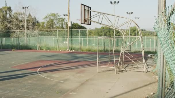Εγκαταλελειμμένο και παραμελημένο γήπεδο μπάσκετ λόγω της επιδημίας του ιού Κορόνα — Αρχείο Βίντεο