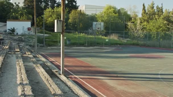 코로나 바이러스가 유행하여 포기되고 방치 된 농구장 — 비디오